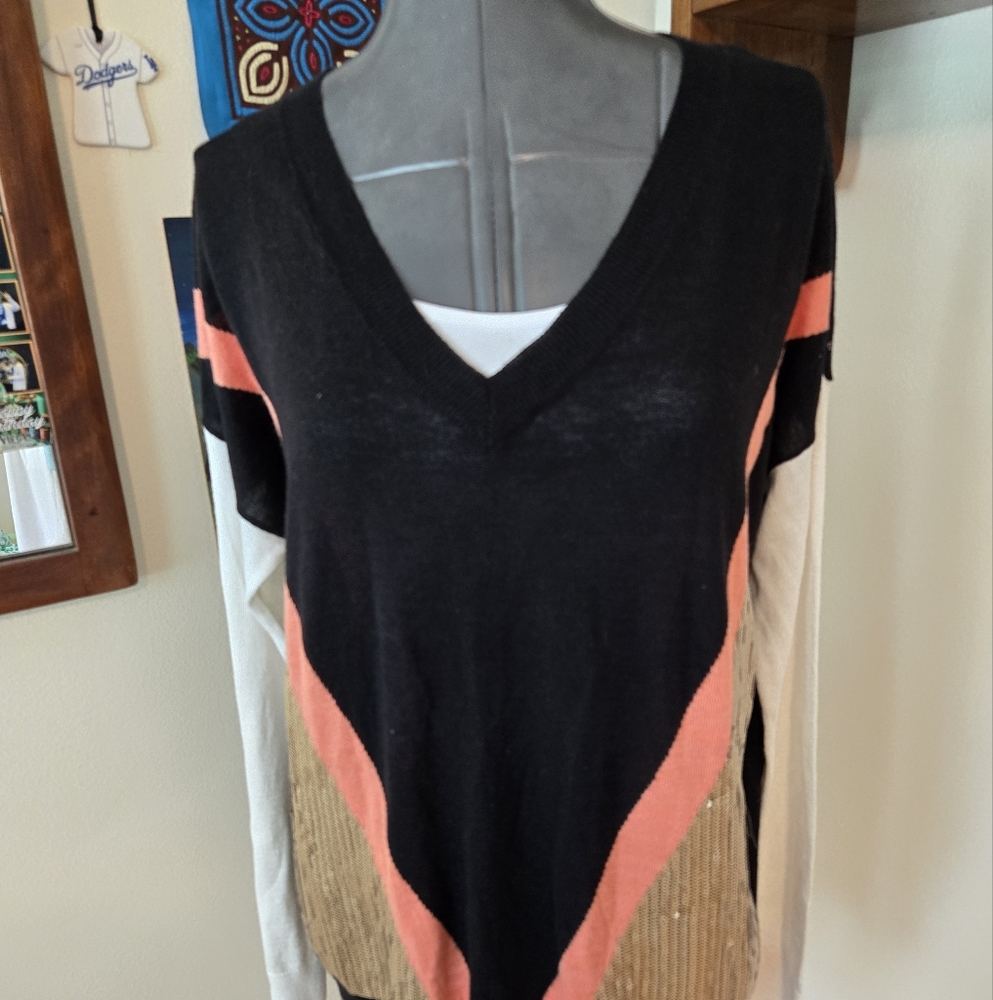 Ella Moss V-Neck Lightweight Sweater in Blocked Black, Tan, Coral Sequin Medium